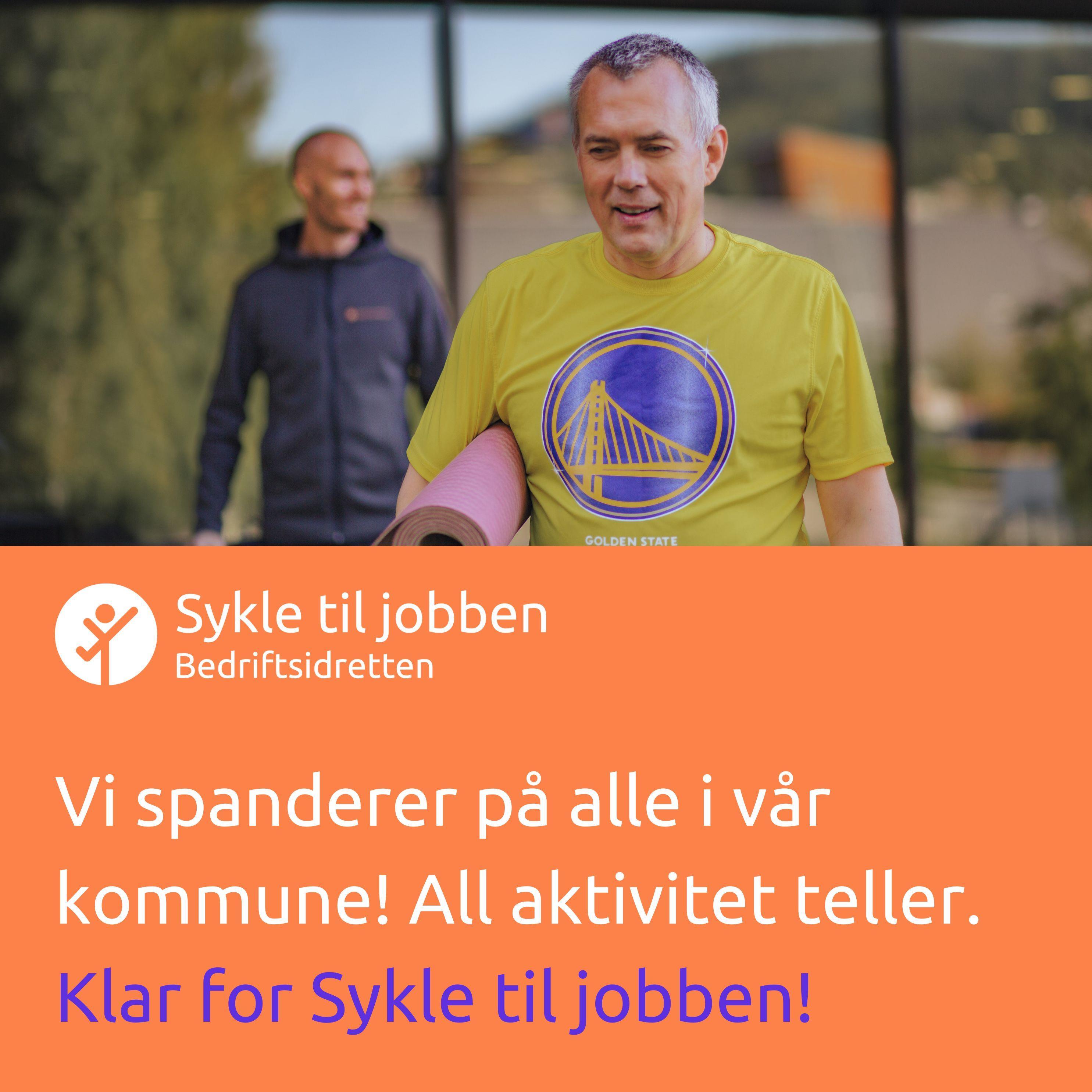 to menn som har vært på trening, en i gul tskjorte og en i grå jakke