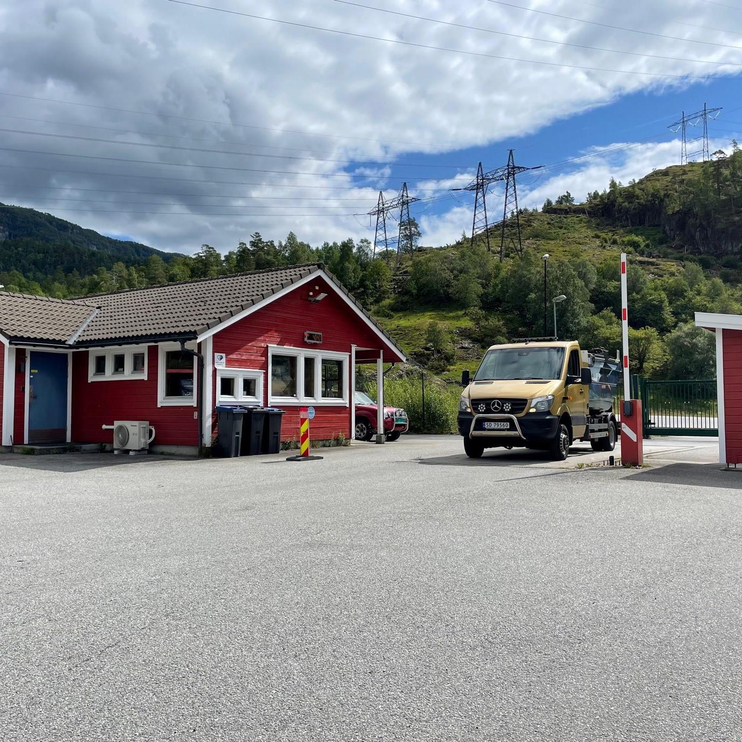 Bilde av sorteringsannlegg boden, renovasjonsbil og inngang til området